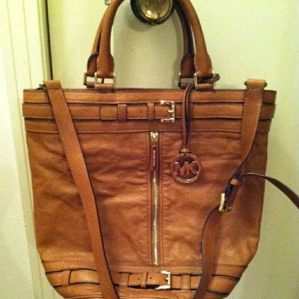 MICHAEL KORS KINGSBURY LEATHER BUCKET BAG